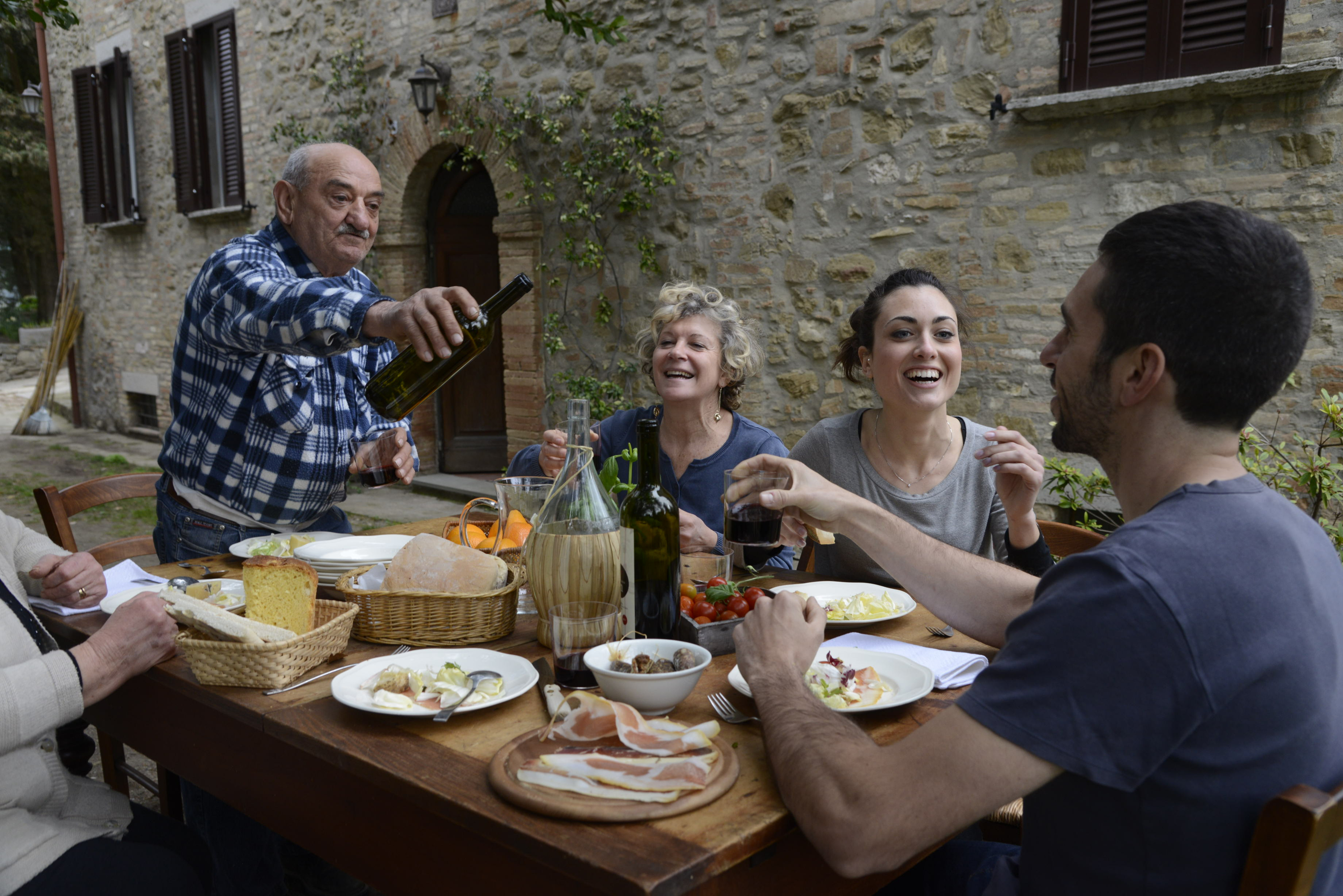 Условия жизни в италии. Италия застолье семья. Итальянцы застолье. Итальянская семья традиции. Испанское застолье.
